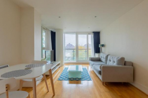 Sleek 1BD Flat with View of the River Thames